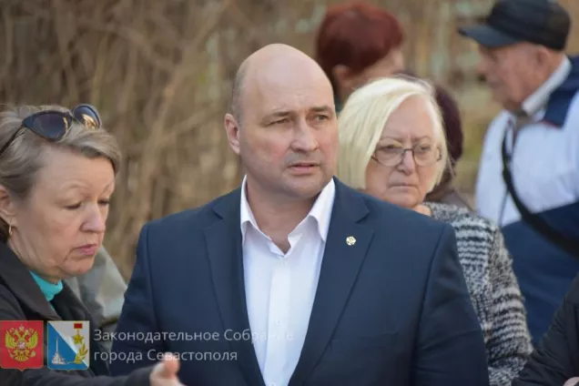 РАБОТА В ОКРУГЕ. На улице Репина продолжается ремонт внутридворовых дорог