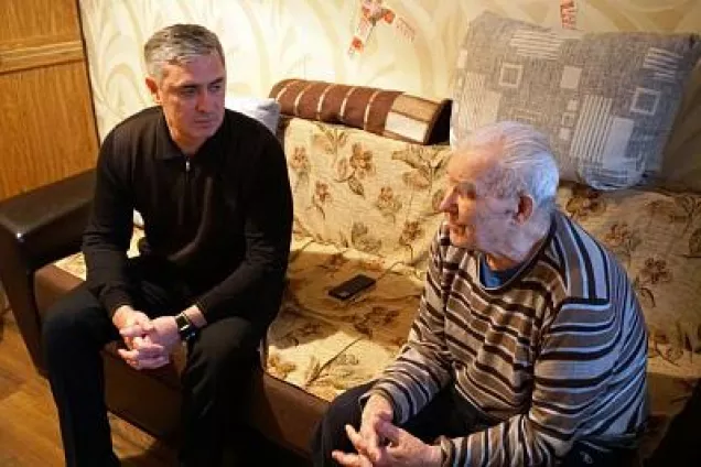 Ашот Хбликян поздравил с наступающим Новым годом и Рождеством ветерана Великой Отечественной войны