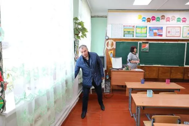 Владимир Константинов посетил объекты образования и сельхозпредприятие Раздольненского района