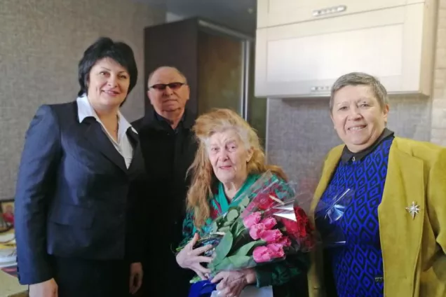 Руководителя поискового отряда «Чайка» Анастасию Гурову поздравили с 85-летием