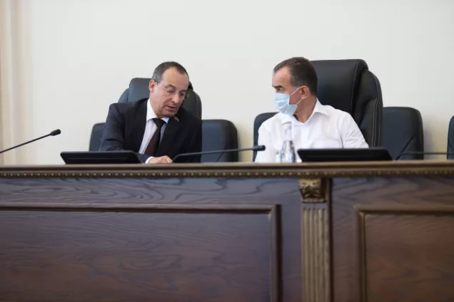 Многодетные семьи Кубани сохранят право на получение господдержки при обучении детей на платной основе