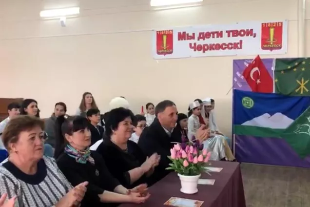 Депутаты помогают школам 