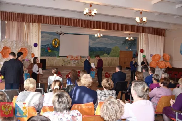 ФОТОРЕПОРТАЖ. Владимир Немцев поздравил коллектив школы №11 с 40-летием со дня основания 