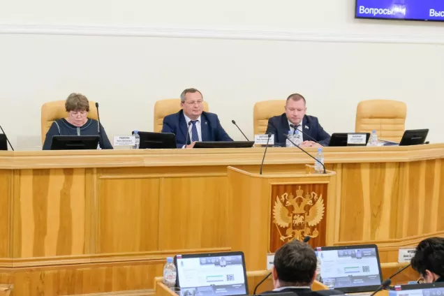 В День Конституции Игорь Мартынов пожелал депутатам полезных инициатив и взвешенных решений