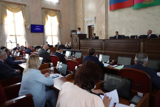 Сессия ЗСК: депутаты утвердили стимулирующие выплаты медработникам Кубани