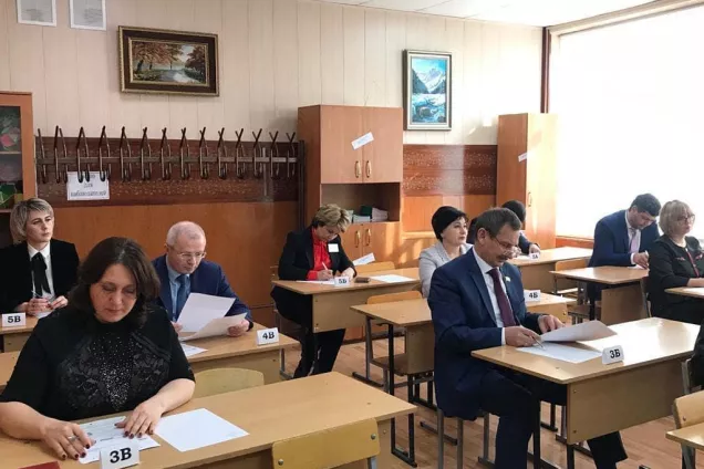 Депутаты Парламента КЧР написали ЕГЭ по истории