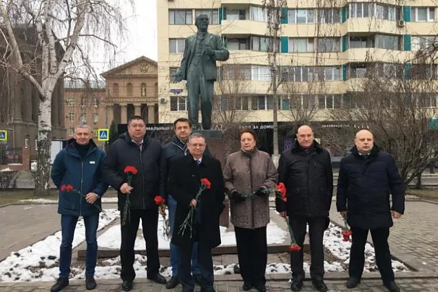 Депутаты-коммунисты Волгоградской областной Думы почтили память Владимира Ленина