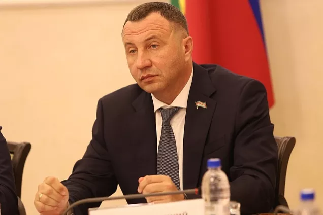 Спикер кубанского парламента Юрий Бурлачко представил своего нового помощника – им стал Леонид Красноруцкий