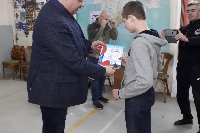 Сергей Колбин вручил награды победителям турнира по спортивному метанию ножа