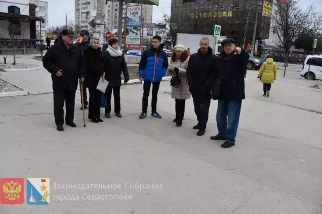 РАБОТА В ОКРУГЕ. Депутат ЗСК г.Севастополя Вячеслав Горелов встретился с жителями улицы Фадеева
