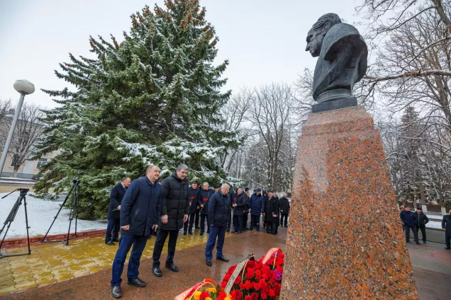 Спикер Александр Иванов и депутаты Парламента почтили память первого главы Карачаево-Черкесии Владимира Хубиева