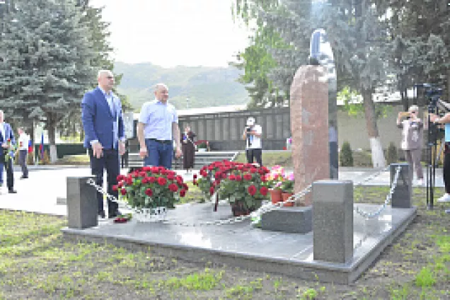 Президент Южной Осетии А.Гаглоев и председатель Парламента Южной Осетии А.Алборов посетили КЧР