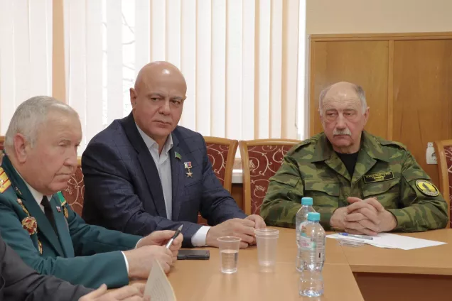 Парламентарии Адыгеи приняли участие в открытии памятной доски участнику ВОВ