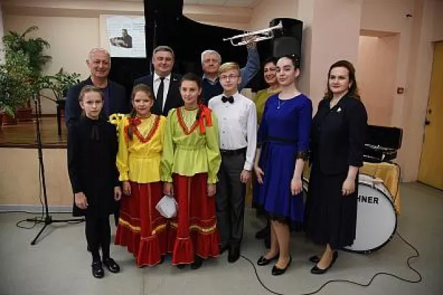 Депутаты передали новые музыкальные инструменты детской школе искусств имени Н.А. Римского-Корсакова 