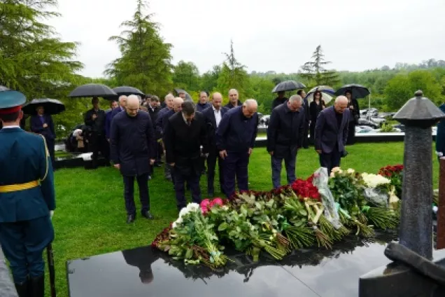 Депутаты парламента Абхазии почтили память Первого Президента Республики  Владислава Ардзинба