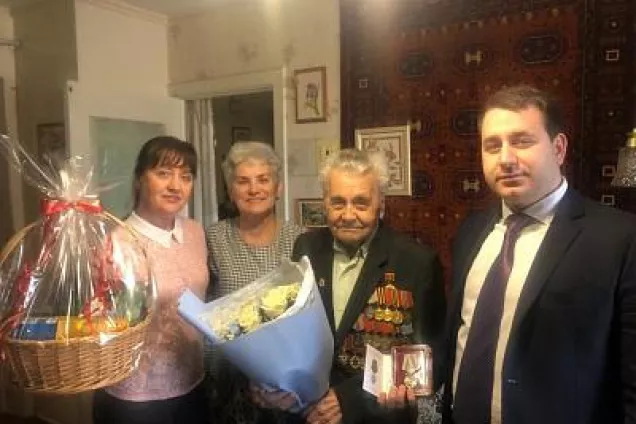 Жителю Октябрьского района вручили юбилейную медаль