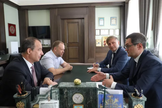 Спикер ЗСК Ю.Бурлачко провел встречу с руководителем регионального управления Росприроднадзора Р. Молдовановым