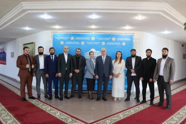 Участие молодых парламентариев в общественной и политической жизни республики обсудили в Народном Собрании РИ