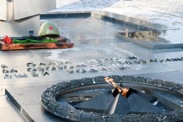 Законодатели Астраханской области возложили цветы к могиле воинов,погибших в ВОВ