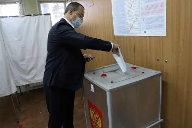 Председатель парламента Кубани Юрий Бурлачко проголосовал на выборах депутатов Госдумы РФ 8 созыва