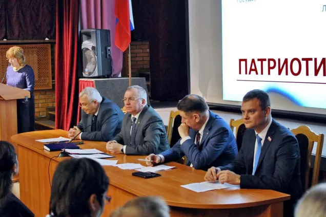 В Волгограде обсудили лучшие практики патриотического воспитания