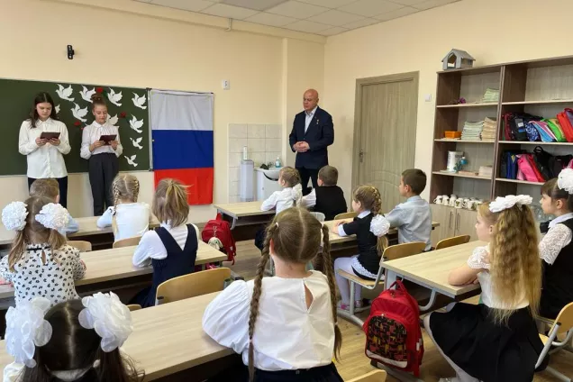 Депутат парламента Адыгеи  Эдуард Цеев провел "урок мужества" для учащихся