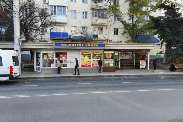 РАБОТА В ОКРУГЕ. Михаил Чалый помог восстановить надпись на остановке «Памятник Матросу Кошке»