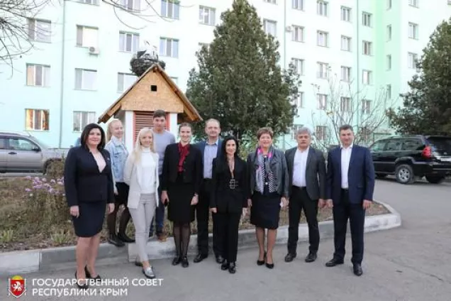 В симферопольском сквере Добра депутаты высадили именные клёны и липы