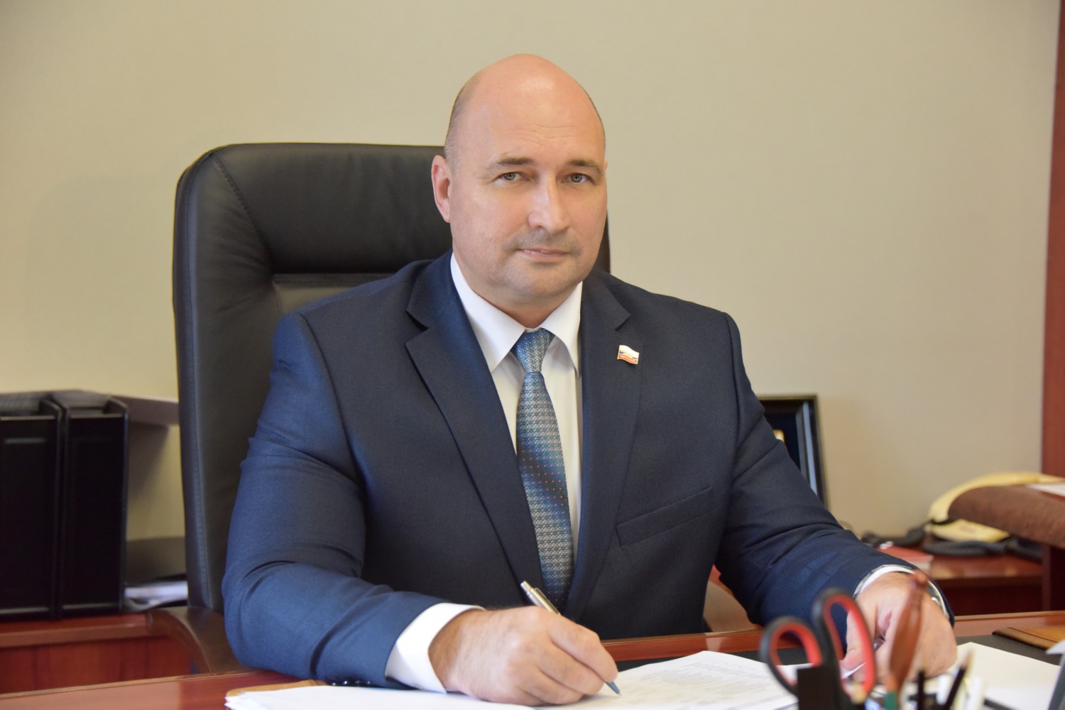 Спикер ЮРПА Владимир Немцев поздравляет с Днём защитника Отечества