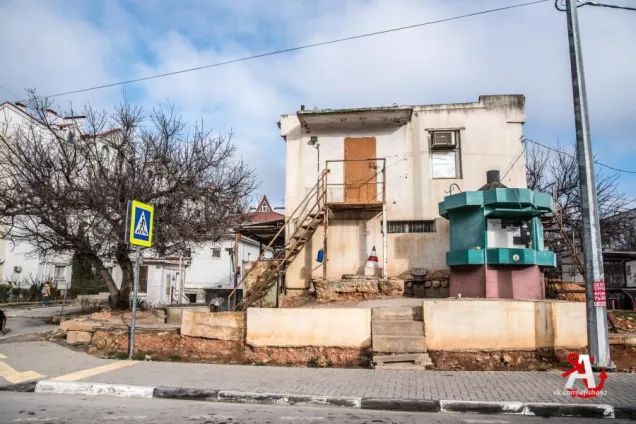 ФОТОРЕПЛИКА. Проблема мусора на остановке общественного транспорта