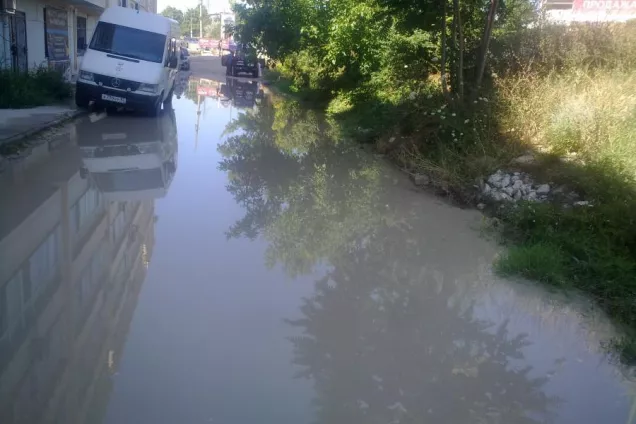 ФОТОРЕПЛИКА. Дождевая вода заливает и подвалы, и дорогу