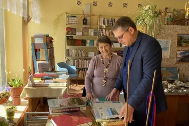 Владимир Бобков подарил книги сельским библиотекам округа Судак