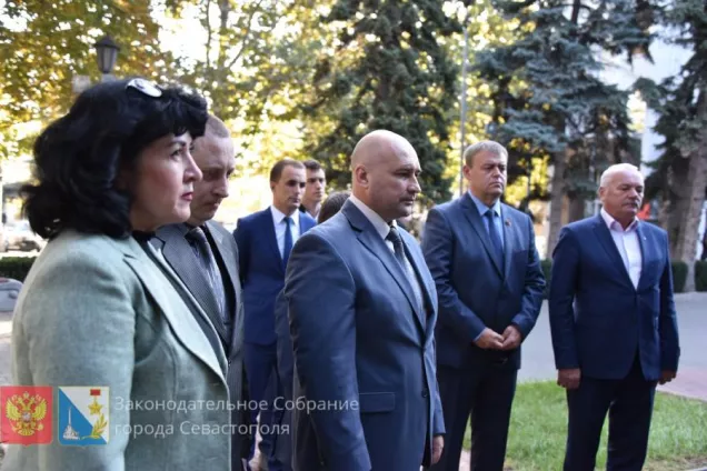 ФОТОРЕПОРТАЖ. Депутаты возложили цветы в память о трагедии в Керченском политехническом колледже