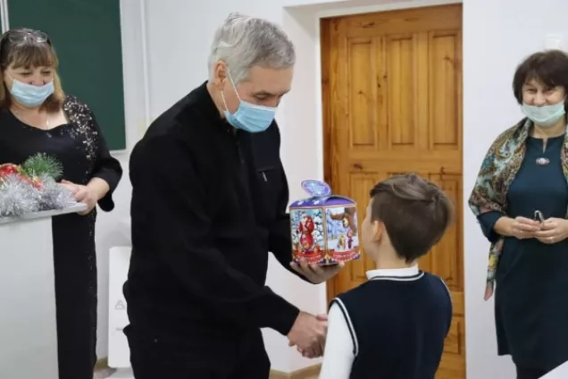 Депутаты крымского парламента поздравили с новогодними праздниками маленьких жителей республики