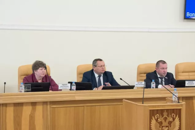 Игорь Мартынов поручил отслеживать исполнение закона о запрете продажи детям никотиносодержащей продукции