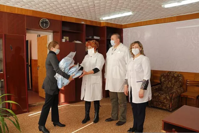 Еланские медики получили новые комплекты спецодежды