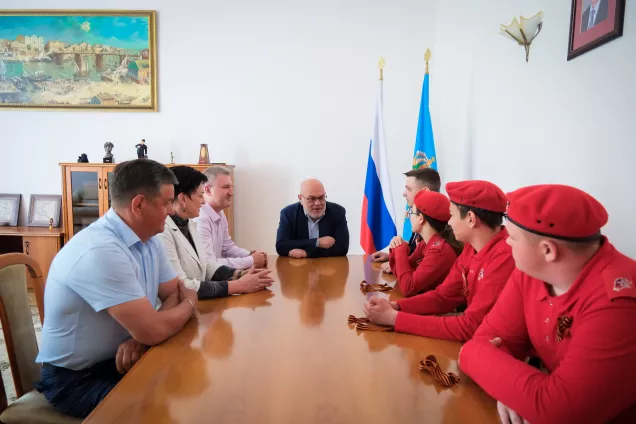 Астраханские парламентарии присоединились к  патриотической акции «Георгиевская ленточка»