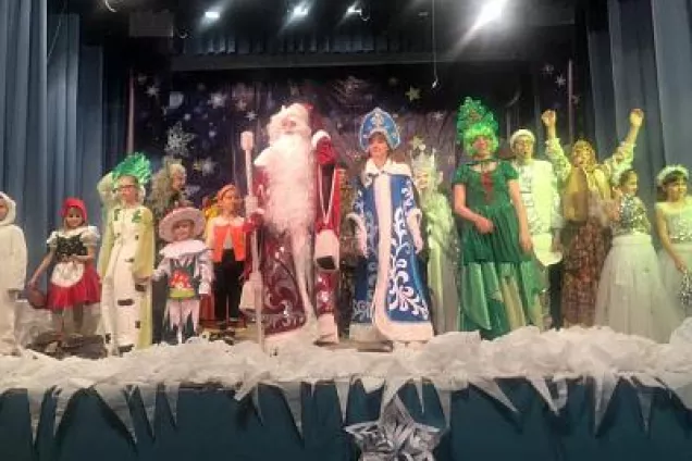 Депутат Сергей Замиховский вручил подарки актерам спектакля «Новогодний переполох»