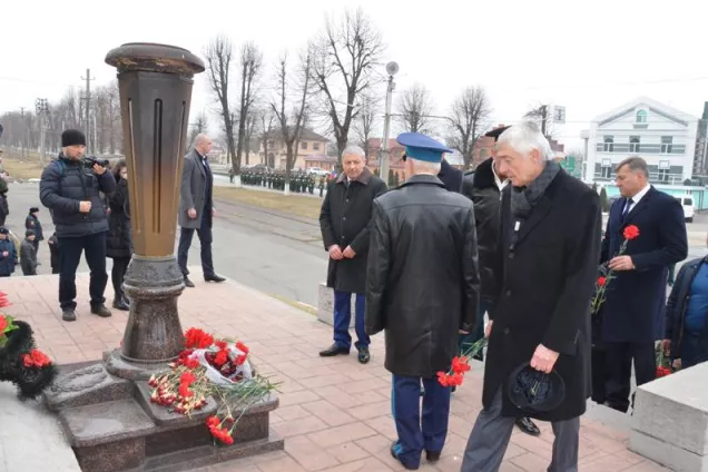 Председатель Парламента РСО-Алания Алексей Мачнев возложил цветы на Мемориале Славы