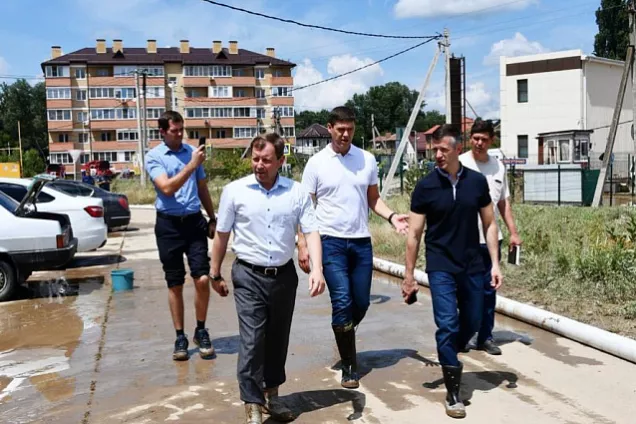 Депутаты Законодательного Собрания Краснодарского края оказывают помощь пострадавшим от подтоплений кубанцам