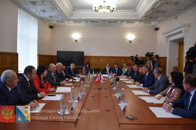 ФОТОРЕПОРТАЖ. Парламенты Севастополя и Крыма подписали соглашение о сотрудничестве