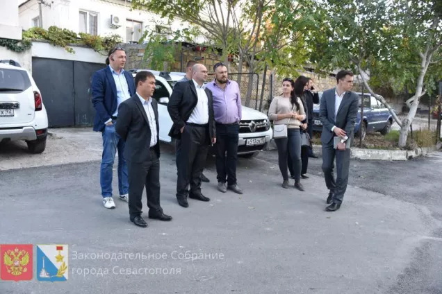 РАБОТА В ОКРУГЕ. Владимир Немцев повторно проверил ремонт дороги на улице Лизы Чайкиной