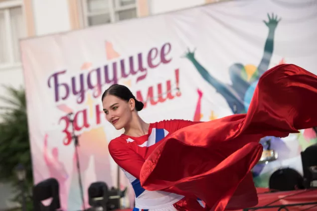 Спикер Астраханской Думы Игорь Мартынов поздравил выпускников