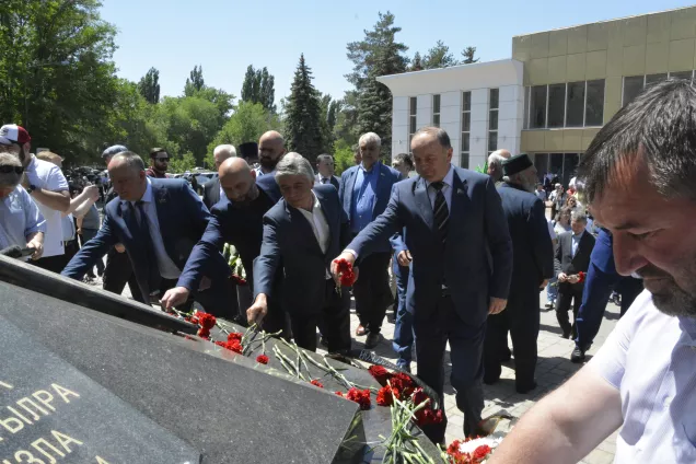 Спикер Александр Иванов и депутаты Парламента КЧР почтили память жертв Кавказской войны