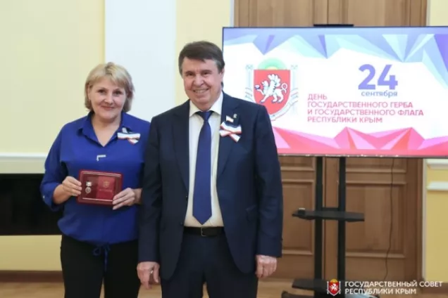 В парламенте Крыма , в День Государственного флага и государственного герба РК,вручены награды жителям республики