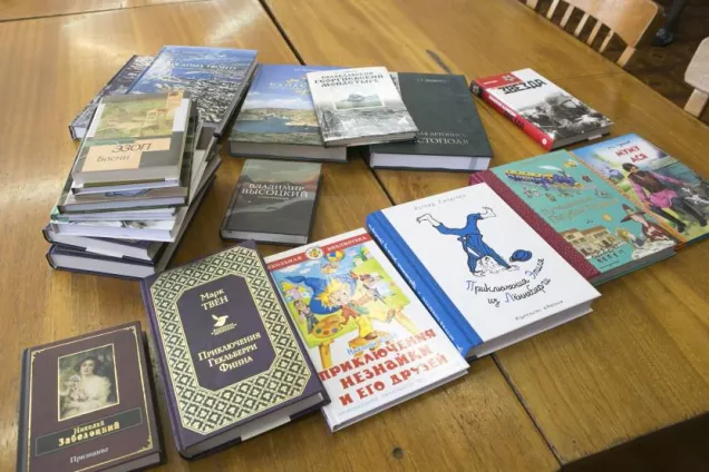РАБОТА В ОКРУГЕ. Детской библиотеке-филиалу № 9 передана в дар художественная и краеведческая литература