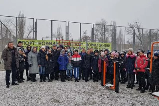 Екатерина Стенякина открыла спортивную площадку