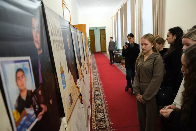 В Думе Астраханской области проходит фотовыставка «Жена героя-Астрахань»