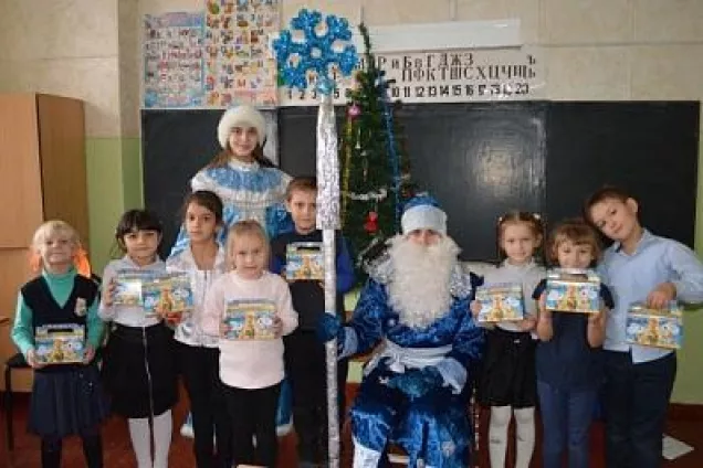 Роман Лютиков организовал новогодний праздник для первоклассников