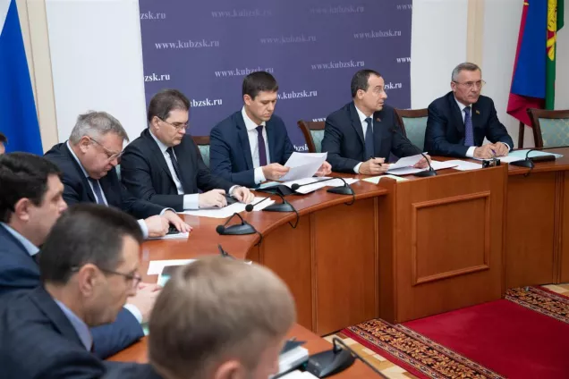 Законодатели обсудили меры по снижению дефицита медицинских кадров в регионе